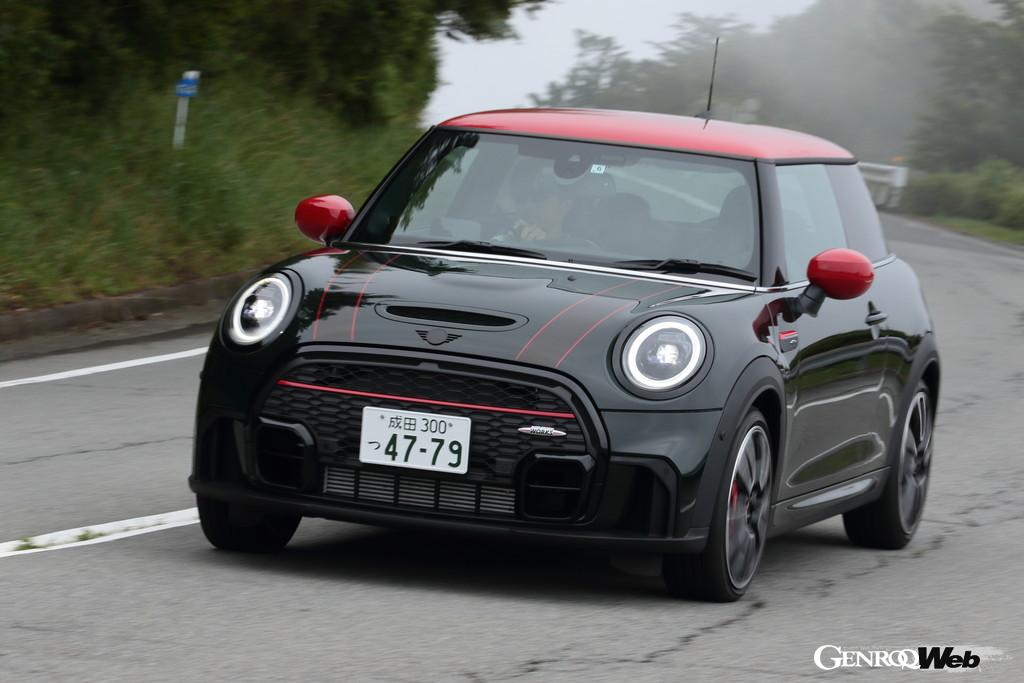 THE NEW MINI JCWの走行シーン