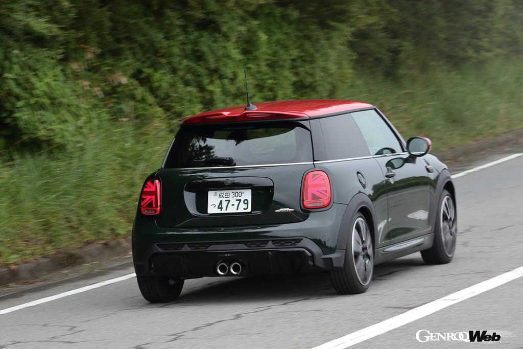 THE NEW MINI JCWの走行シーン