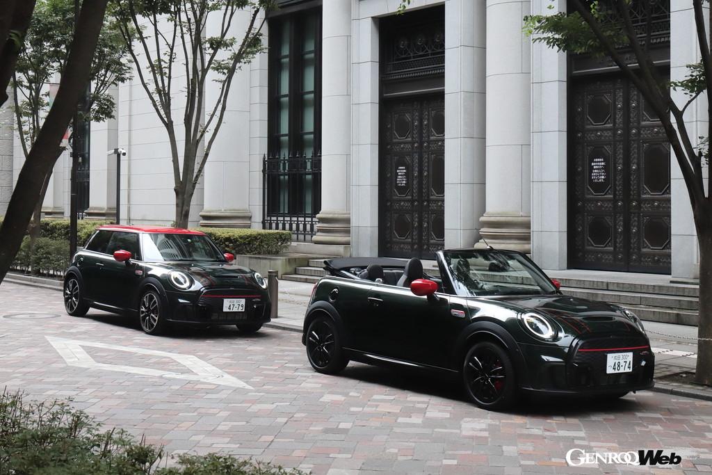 THE NEW MINI JCWとConvertibleの2ショット