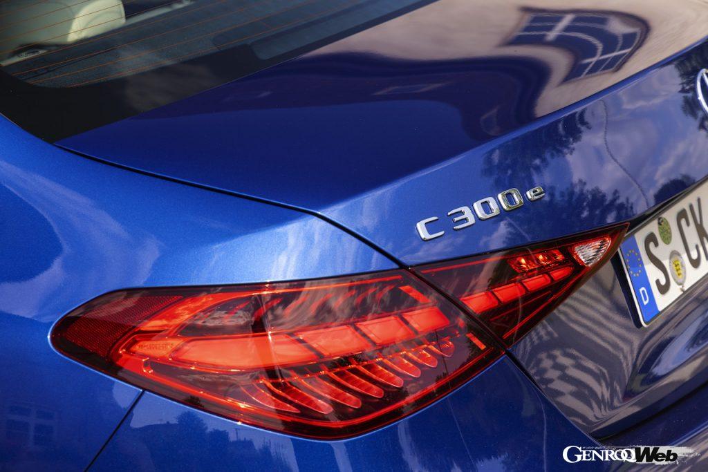 メルセデス・ベンツ新型Cクラス。C 300 e のエンブレム