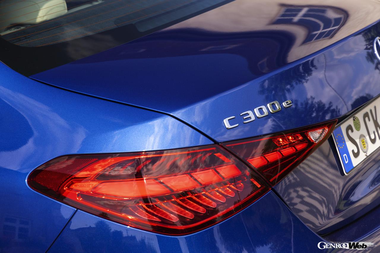 メルセデス・ベンツ新型Cクラス。C 300 e のエンブレム