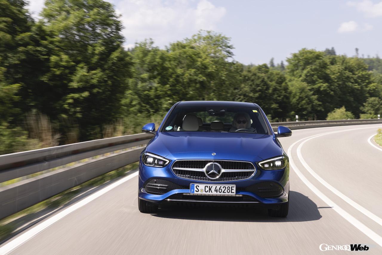 メルセデス・ベンツ新型Cクラス。C 300 e の正面ビュー