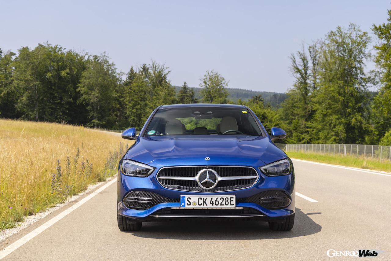 メルセデス・ベンツ新型Cクラス。C 300 e の正面ビュー