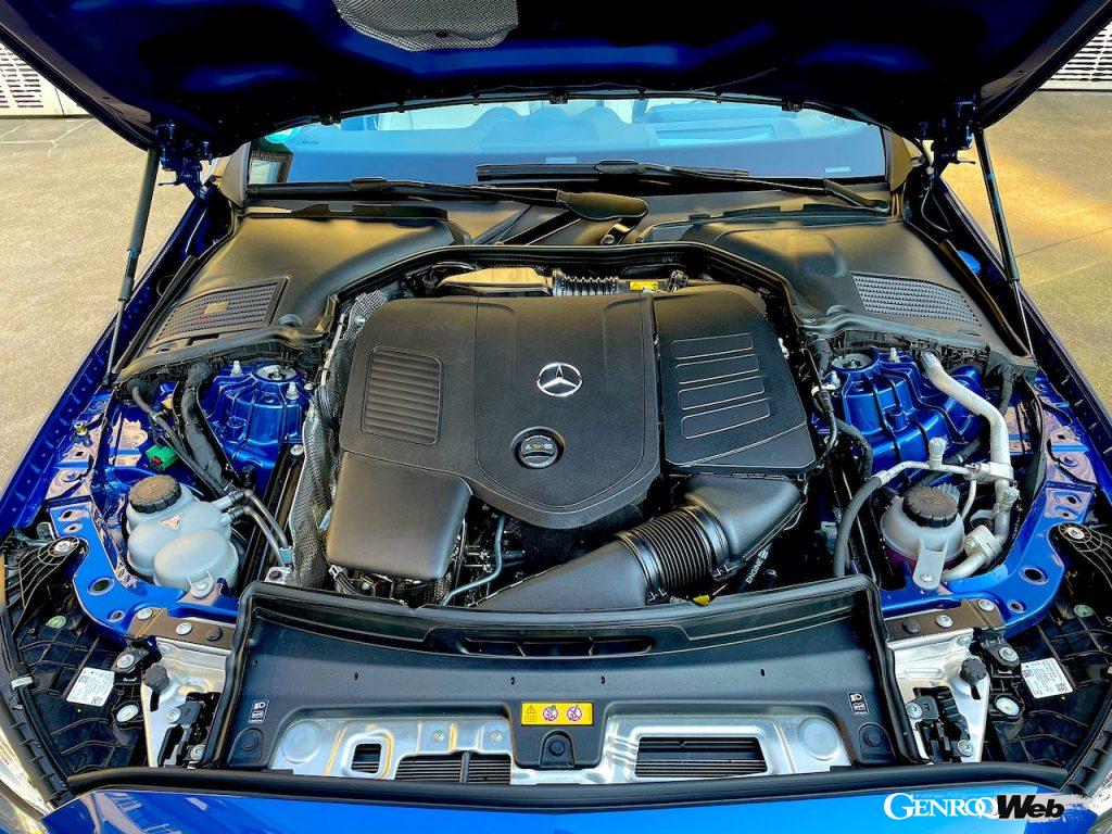 メルセデス・ベンツ新型Cクラス。C 300 e のエンジンコンパートメント