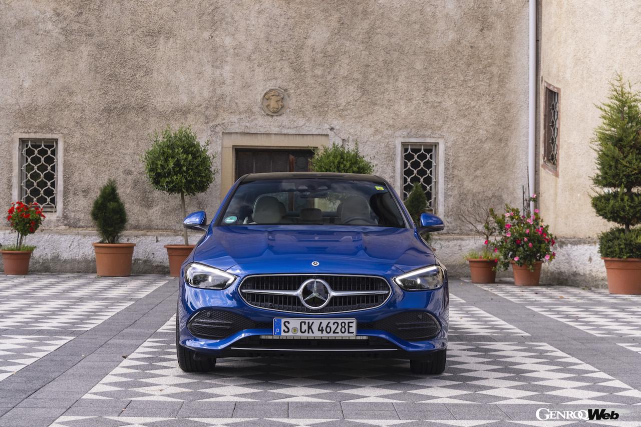 メルセデス・ベンツ新型Cクラス。C 300 e の正面ビュー