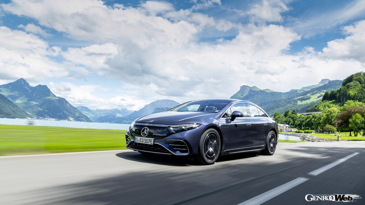 メルセデス・ベンツ EQS 450+のフロントビュー