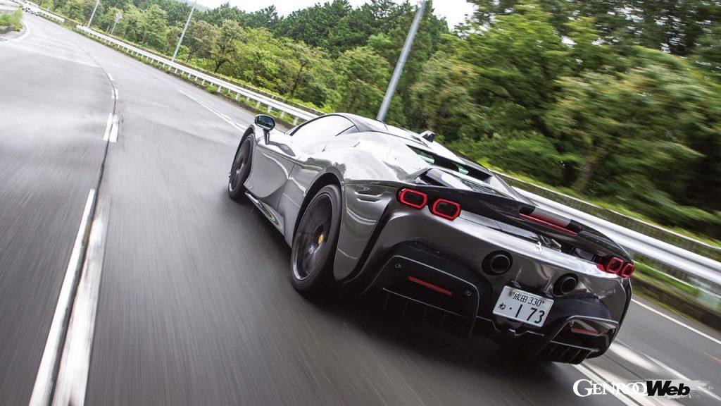 フェラーリ SF90 ストラダーレの走行シーン