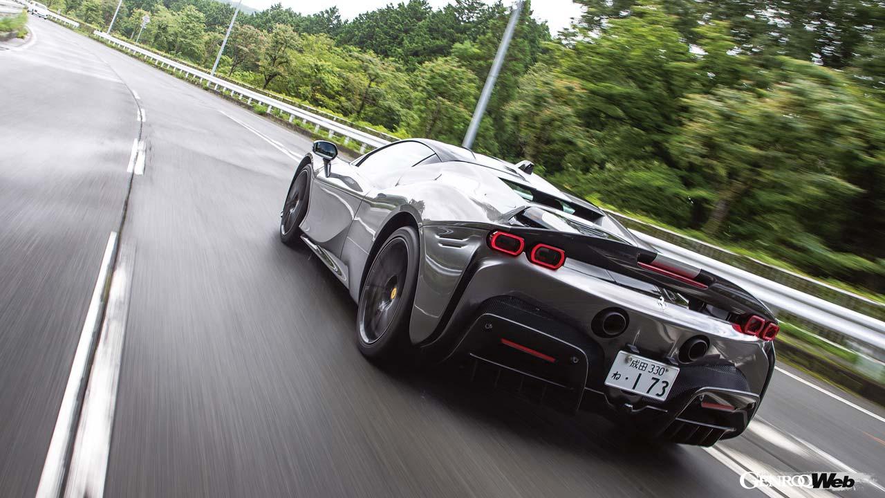 フェラーリ SF90 ストラダーレの走行シーン