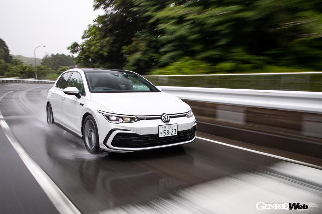 フォルクスワーゲン ゴルフ eTSI Rラインの走行シーン