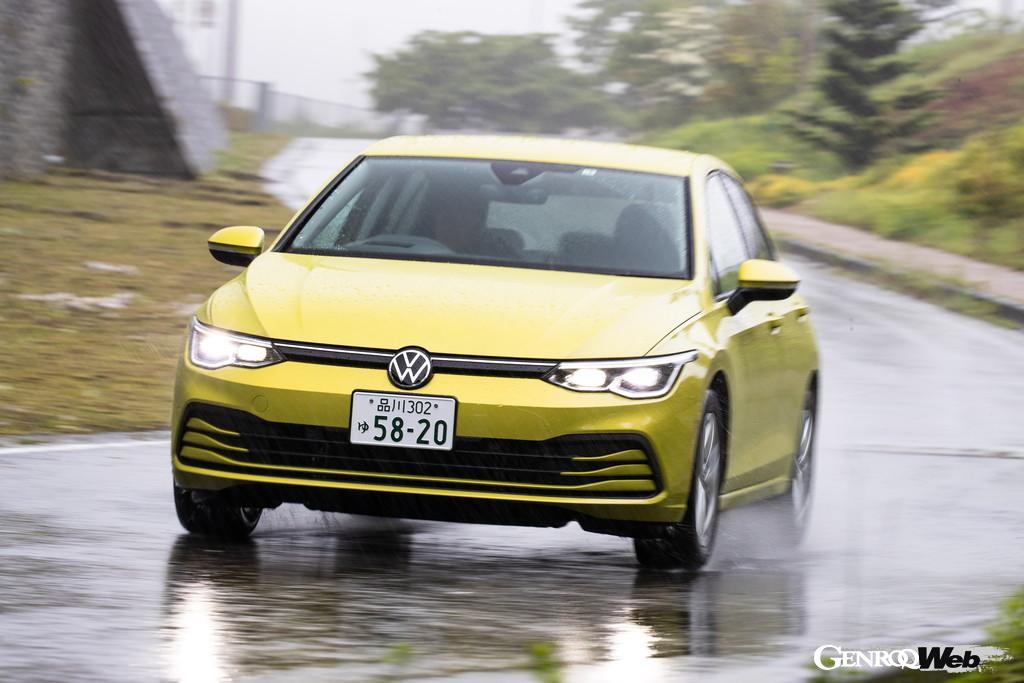 フォルクスワーゲン ゴルフ eTSI アクティブの走行シーン