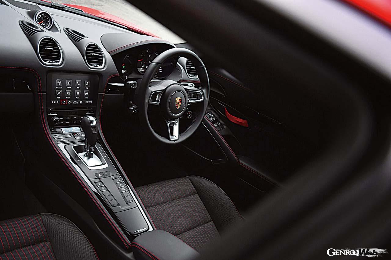 ロータス エリーゼ スポーツ220IIとポルシェ 718 ケイマンTのインテリア