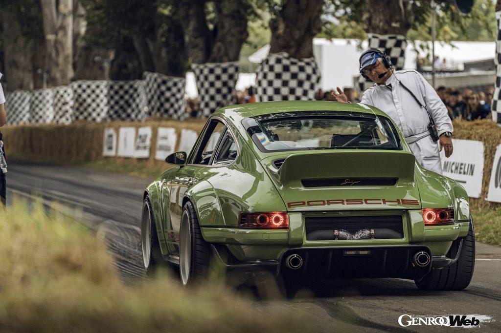 シンガー、英国拠点で製造された「DLS」デリバリー1号車をモントレー・カーウィークで公開