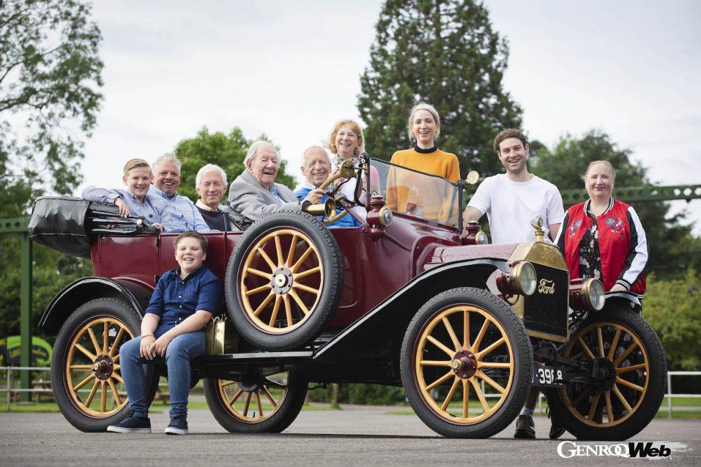 101歳の現役ドライバーが、「T型フォード」と最新の「マスタング マッハE」をドライブ