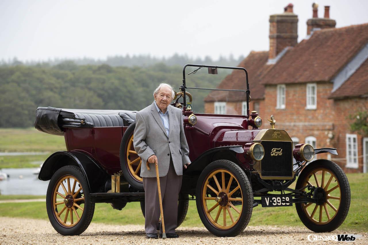 101歳の現役ドライバーが、「T型フォード」と最新の「マスタング マッハE」をドライブ