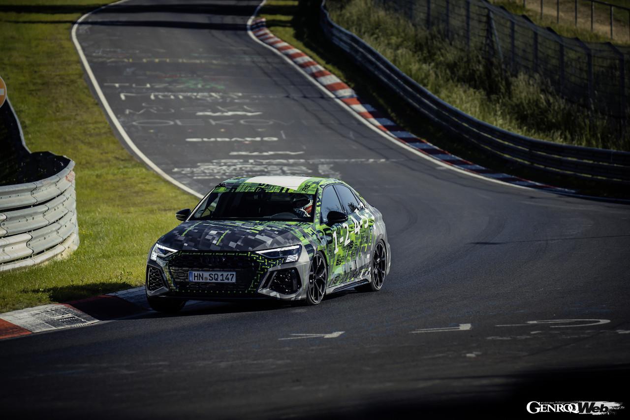 新型アウディ RS 3 セダンがニュルのコンパクト部門最速ラップを記録。フロントビュー