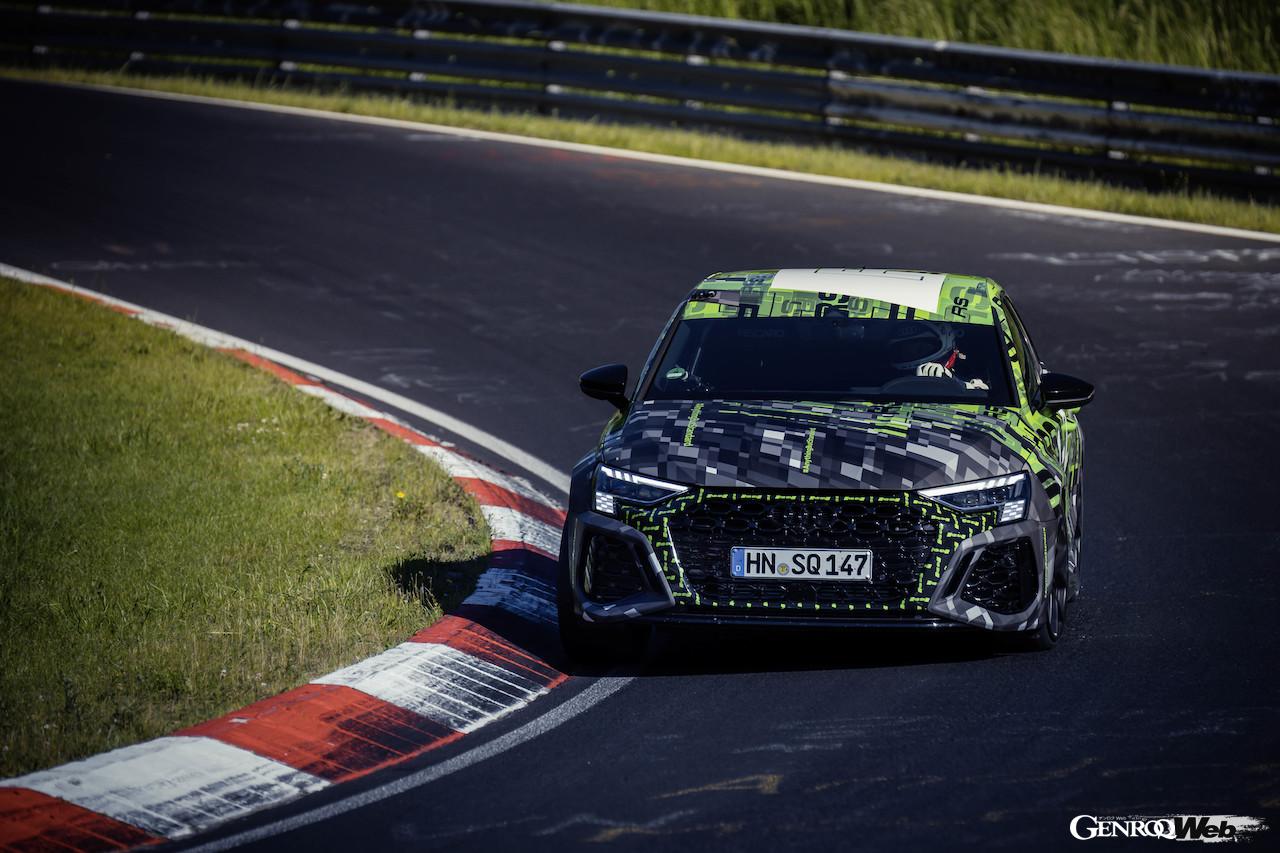 新型アウディ RS 3 セダンがニュルのコンパクト部門最速ラップを記録。正面ビュー
