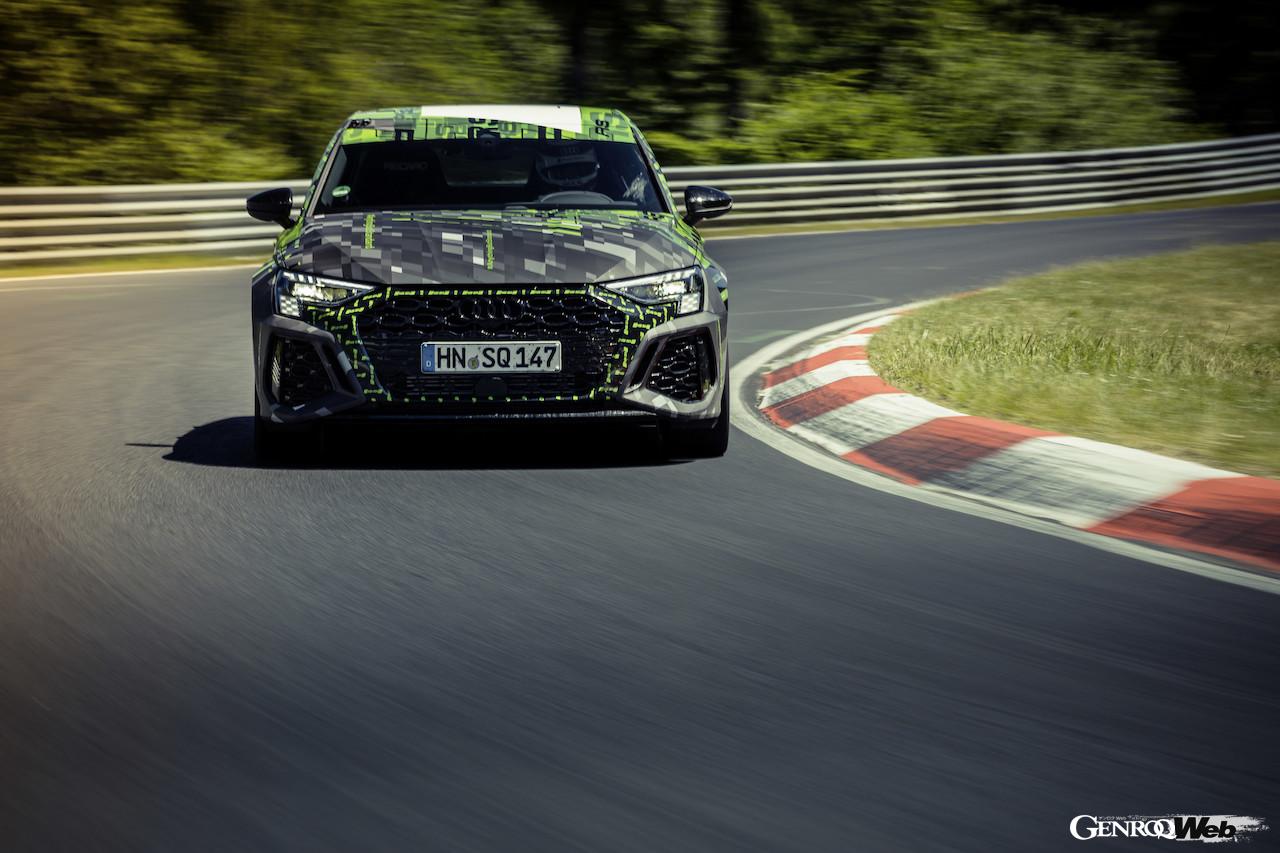 新型アウディ RS 3 セダンがニュルのコンパクト部門最速ラップを記録。正面ビュー