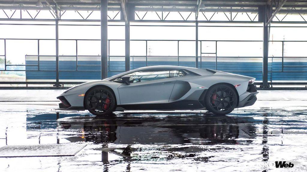 ランボルギーニ アヴェンタドール LP780-4 ウルティマエのサイドビュー