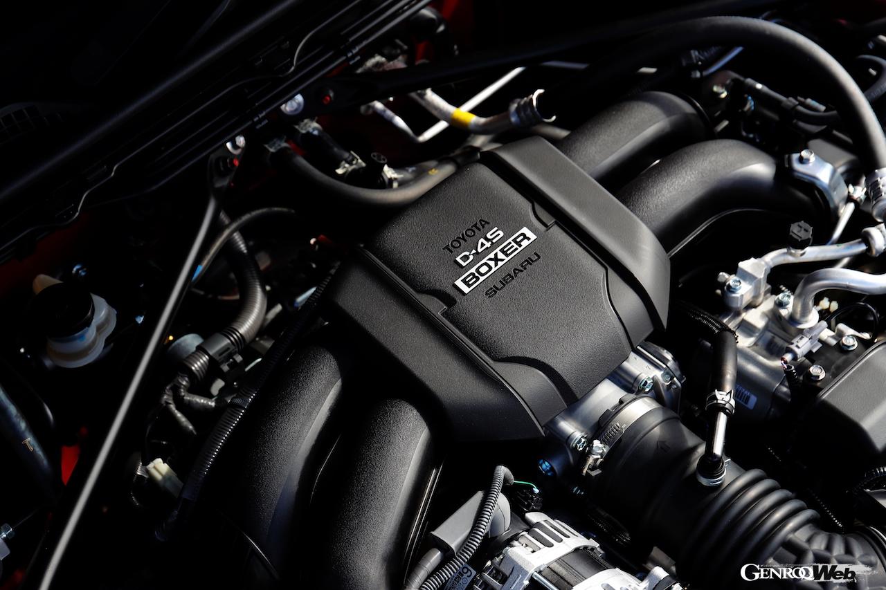 スバル BRZのエンジンコンパートメント。