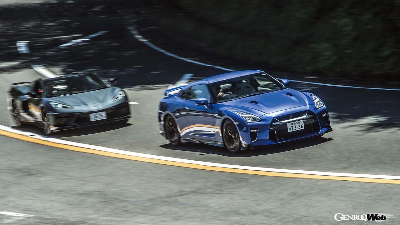 シボレー コルベット コンバーチブルとニッサン GT-R プレミアムエディションの走行シーン