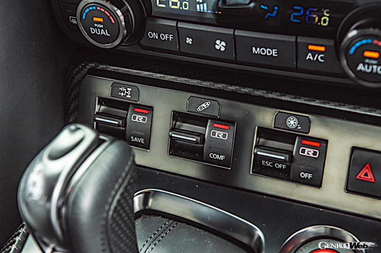 ニッサン GT-R プレミアムエディションのセンターコンソール