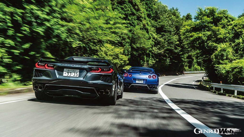 シボレー コルベット コンバーチブルとニッサン GT-R プレミアムエディションの走行シーン