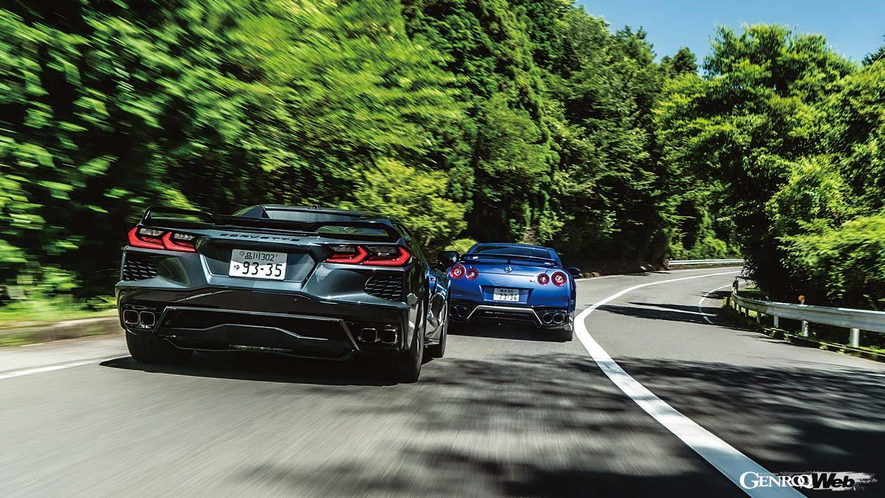 シボレー コルベット コンバーチブルとニッサン GT-R プレミアムエディションの走行シーン