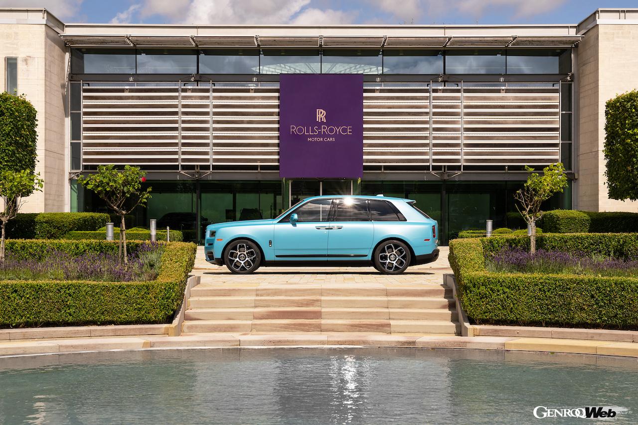 2021年のモントレーカーウィークに登場したロールス・ロイス カリナン。サイドビュー