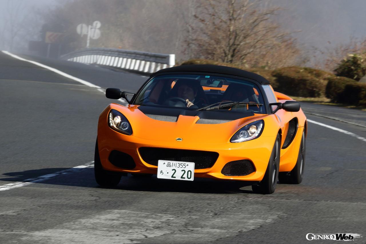 ロータス エリーゼ スポーツ220IIの走行シーン