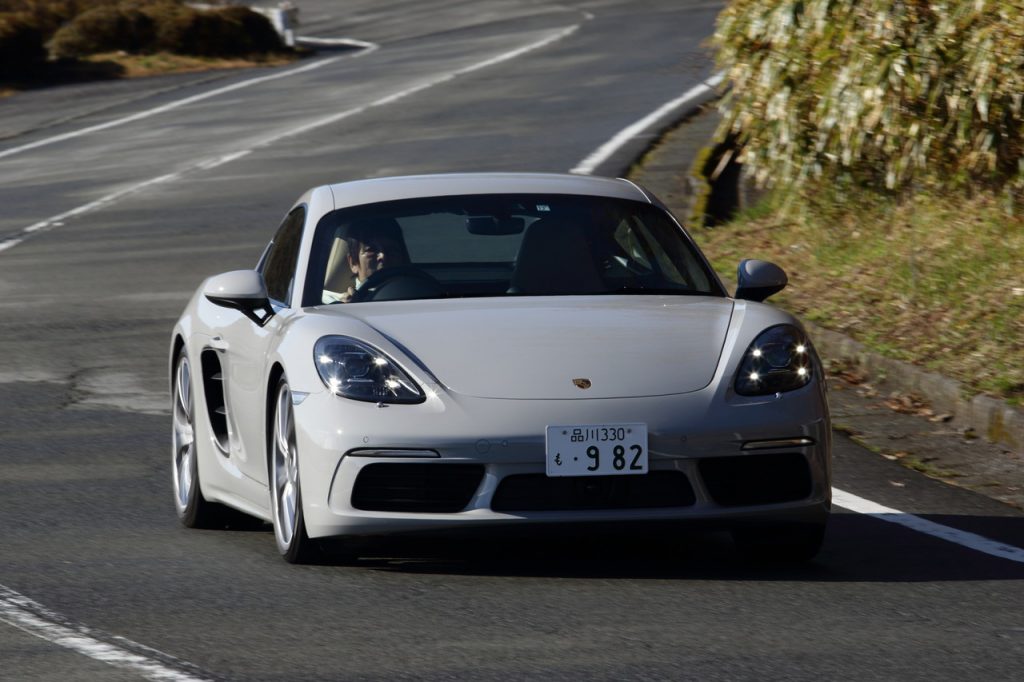 ポルシェ 718 ケイマンの走行シーン