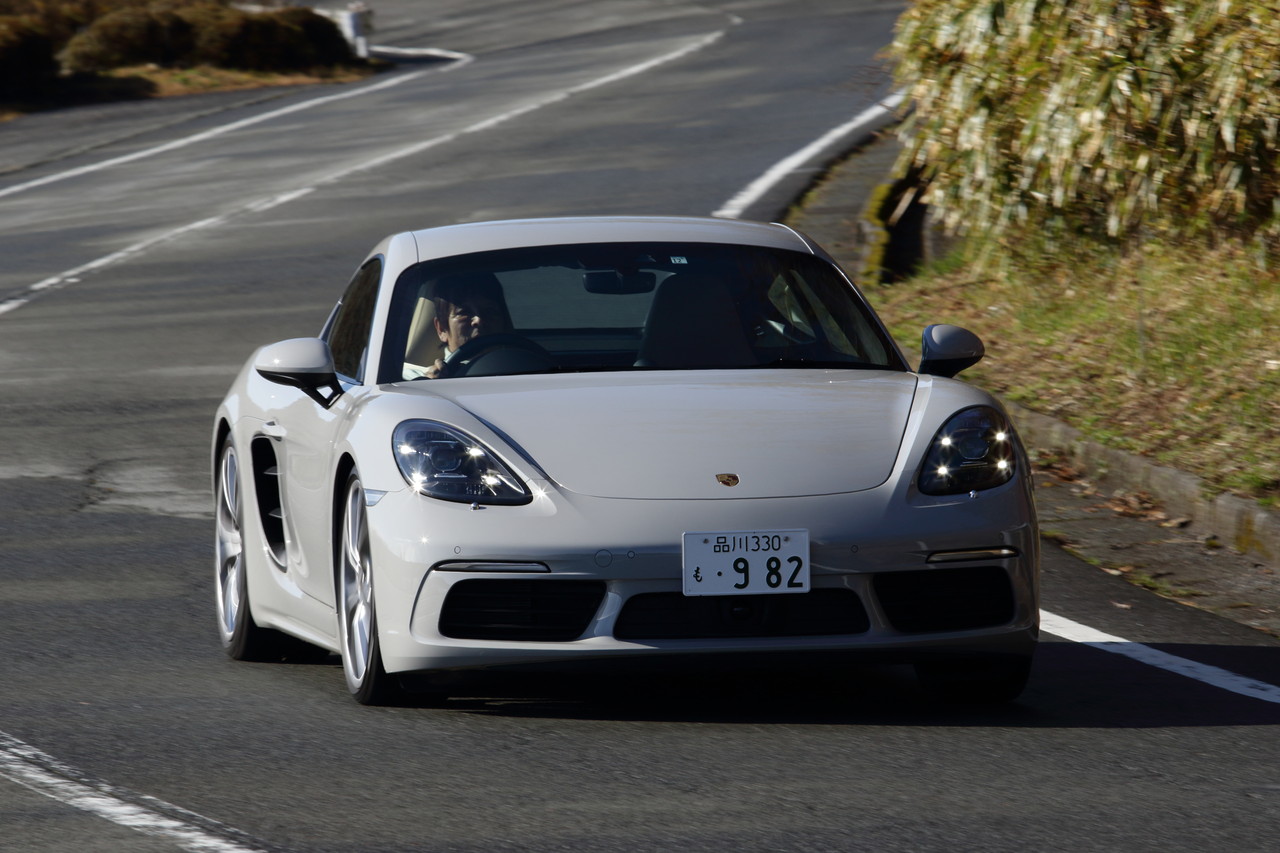 ポルシェ 718 ケイマンの走行シーン