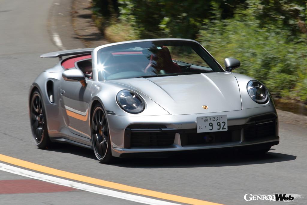 ポルシェ911ターボS カブリオレの走行シーン