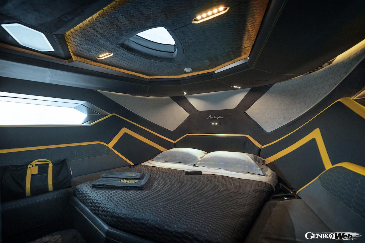 Tecnomar for Lamborghini 63の船内イメージ。ベッドルーム