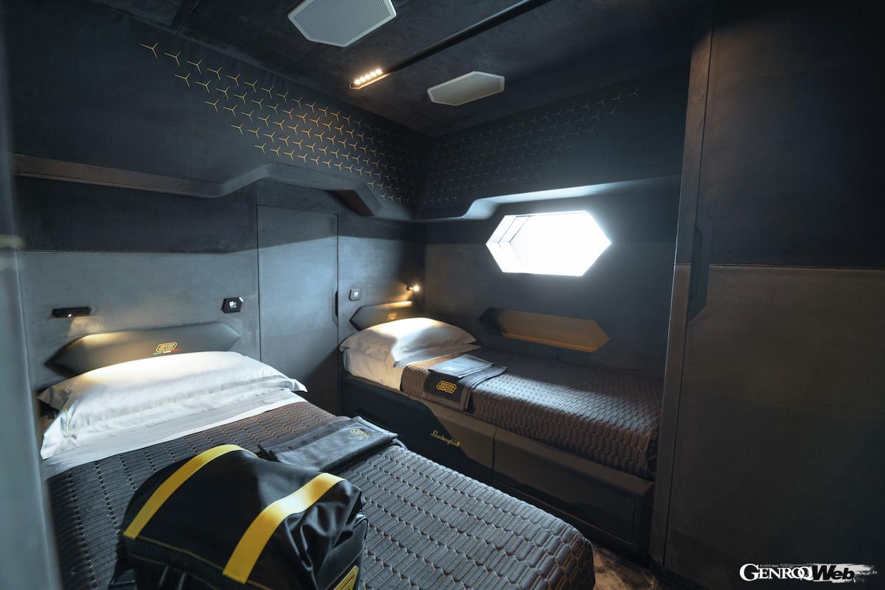 Tecnomar for Lamborghini 63の船内イメージ。ベッドルーム