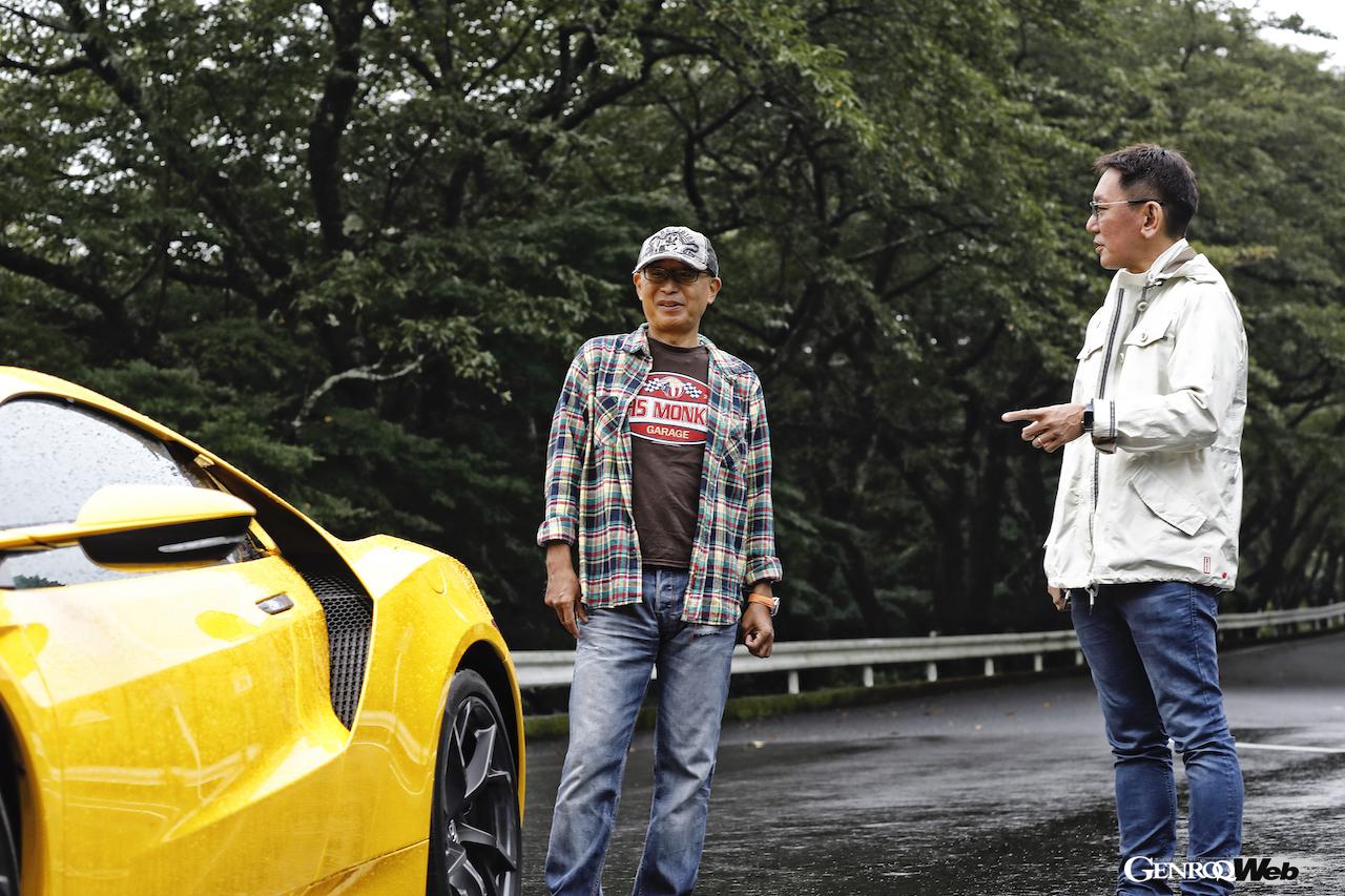 NSXの前で語り合うピストン西沢さんと橋本洋平さん