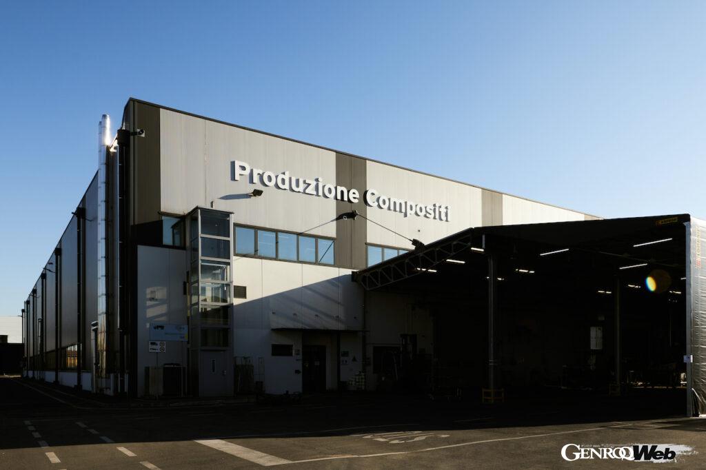 ワシントン大学と共同で素材成形に関する研究をスタートし、ランボルギーニ社内には複合材の研究開発センターを立ち上げた。さらに航空業界最大手のボーイングとも共同研究契約を締結した。