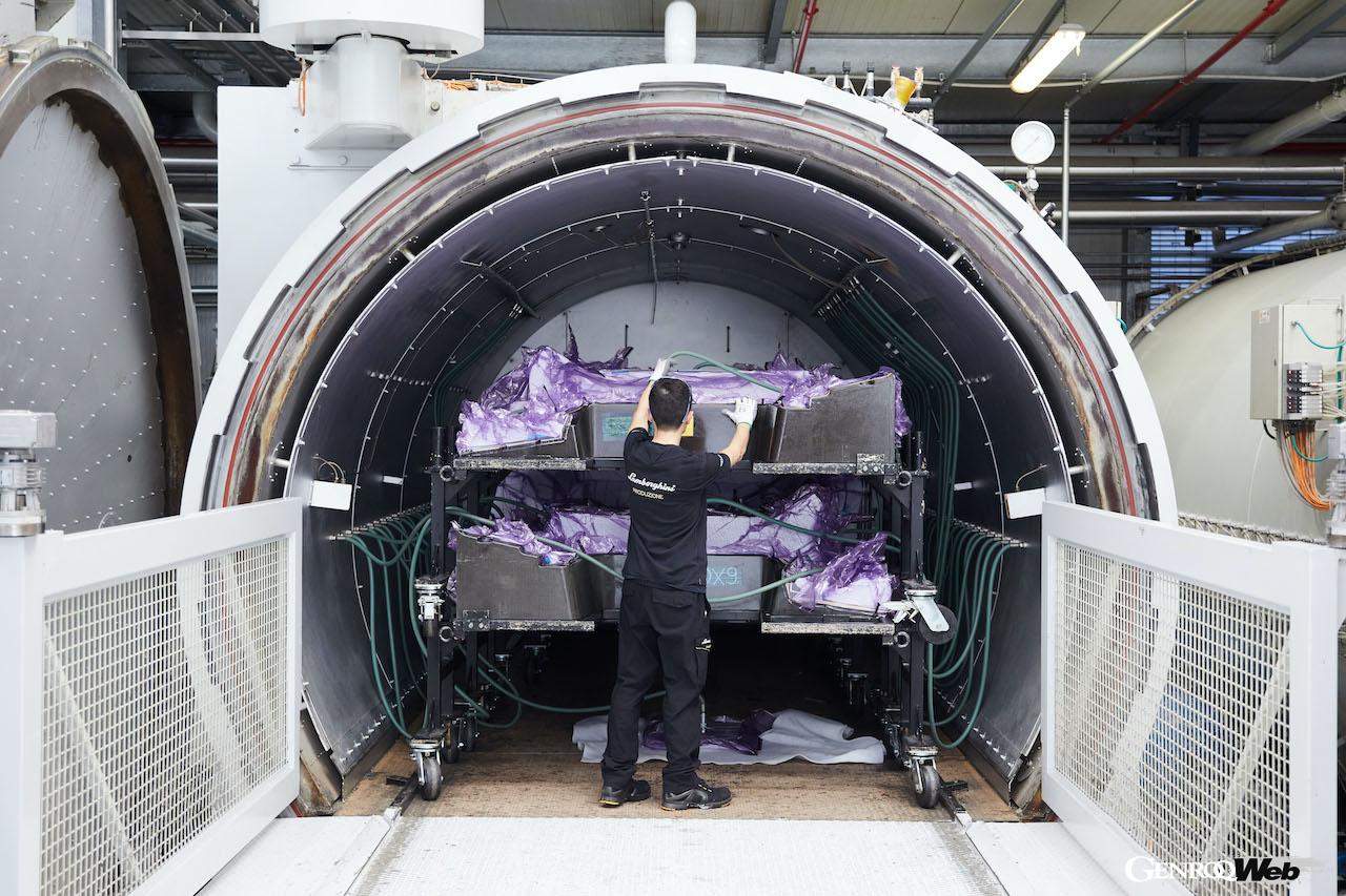 カウンタックの時代から現在まで脈々と続く、ランボルギーニのカーボンファイバー複合素材研究・開発