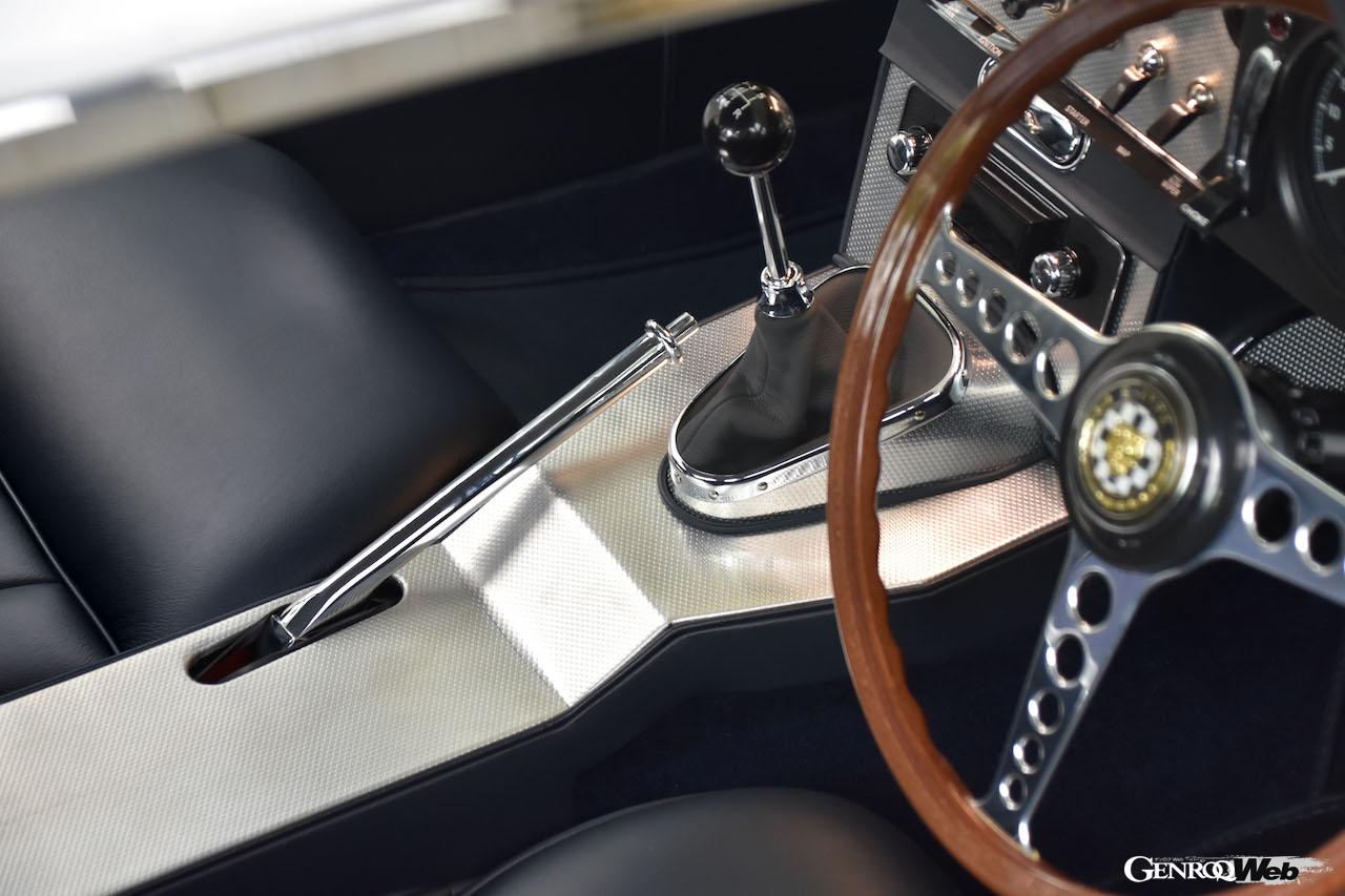 希少なパールグレーとダークブルーの組み合わせ、1964年製「ジャガー Eタイプ シリーズ1 FHC」のレストアを完了