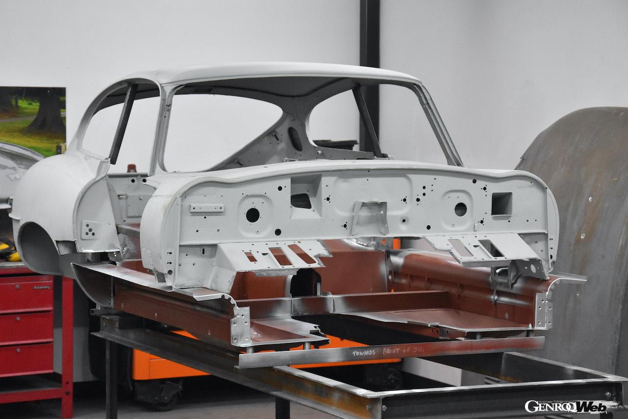 希少なパールグレーとダークブルーの組み合わせ、1964年製「ジャガー Eタイプ シリーズ1 FHC」のレストアを完了