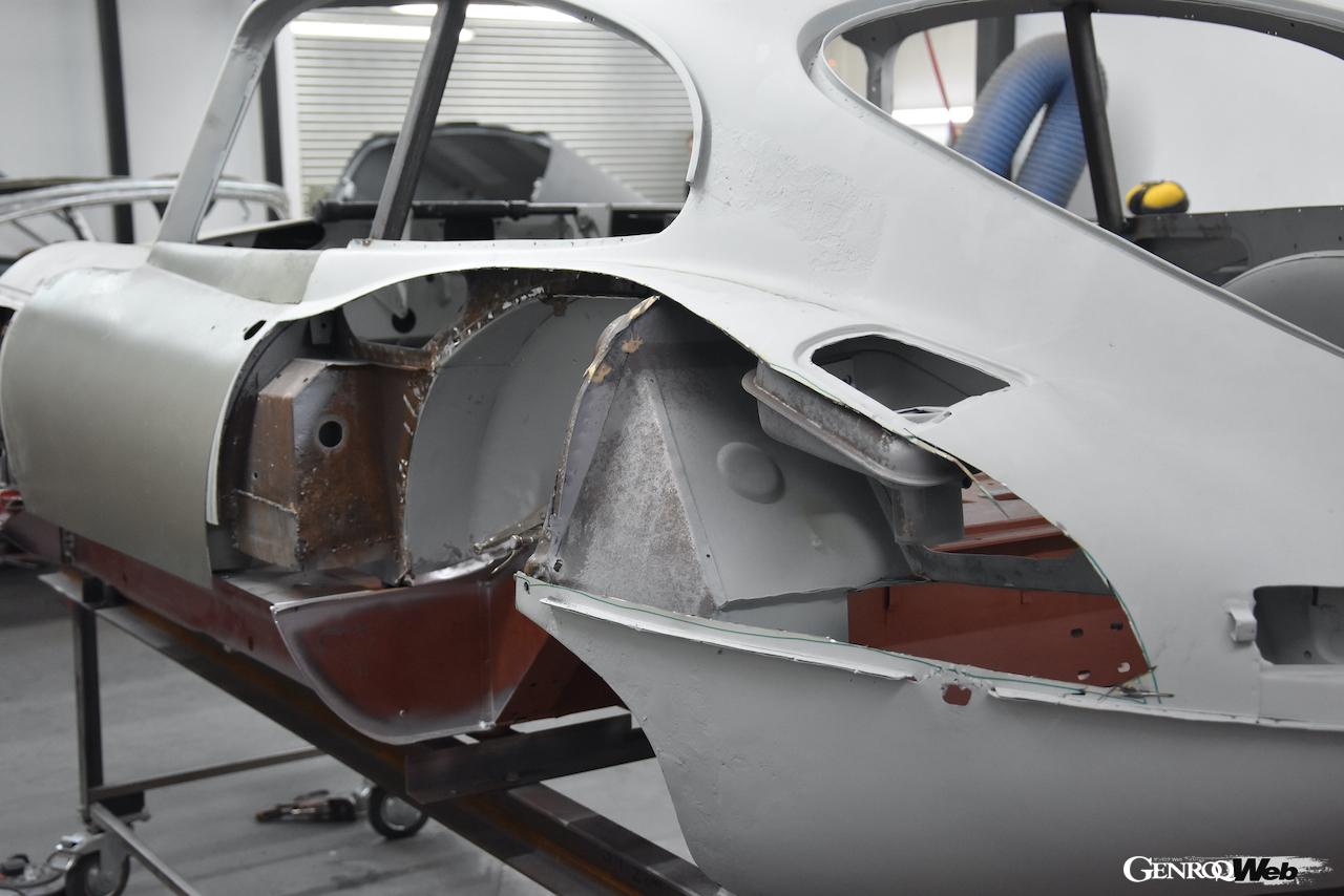 希少なパールグレーとダークブルーの組み合わせ、1964年製「ジャガー Eタイプ シリーズ1 FHC」のレストアを完了