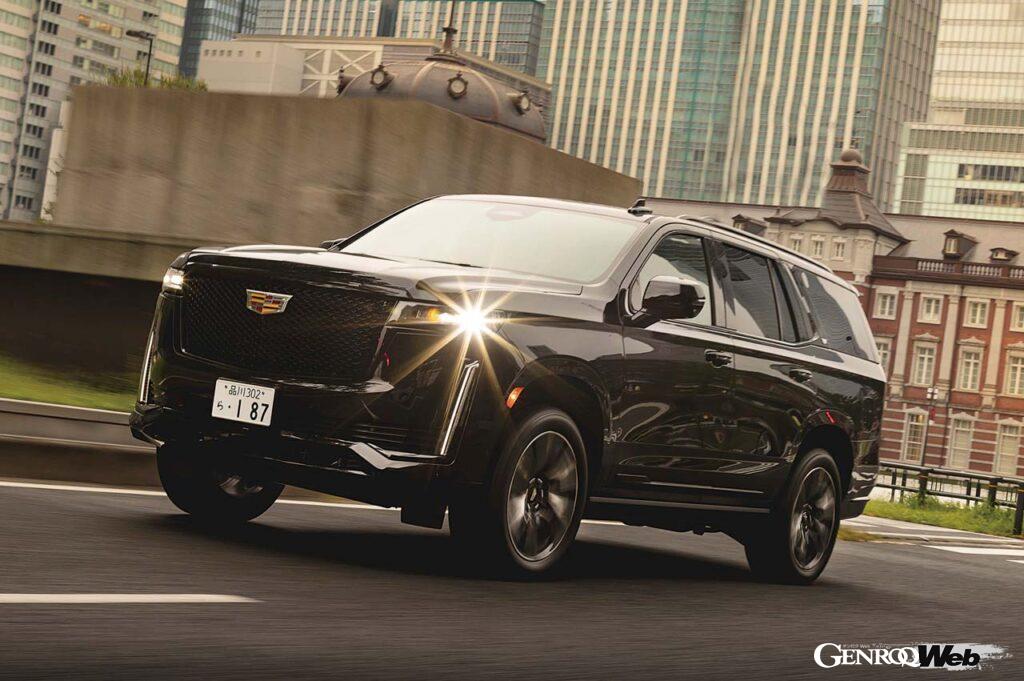 キャデラック エスカレード スポーツの走行シーン