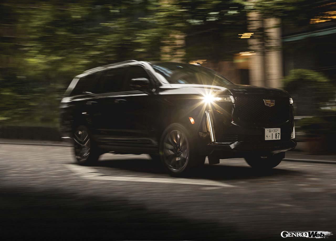 キャデラック エスカレード スポーツの走行シーン