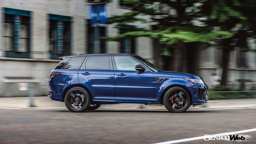 レンジローバースポーツSVRカーボンエディションの走行シーン