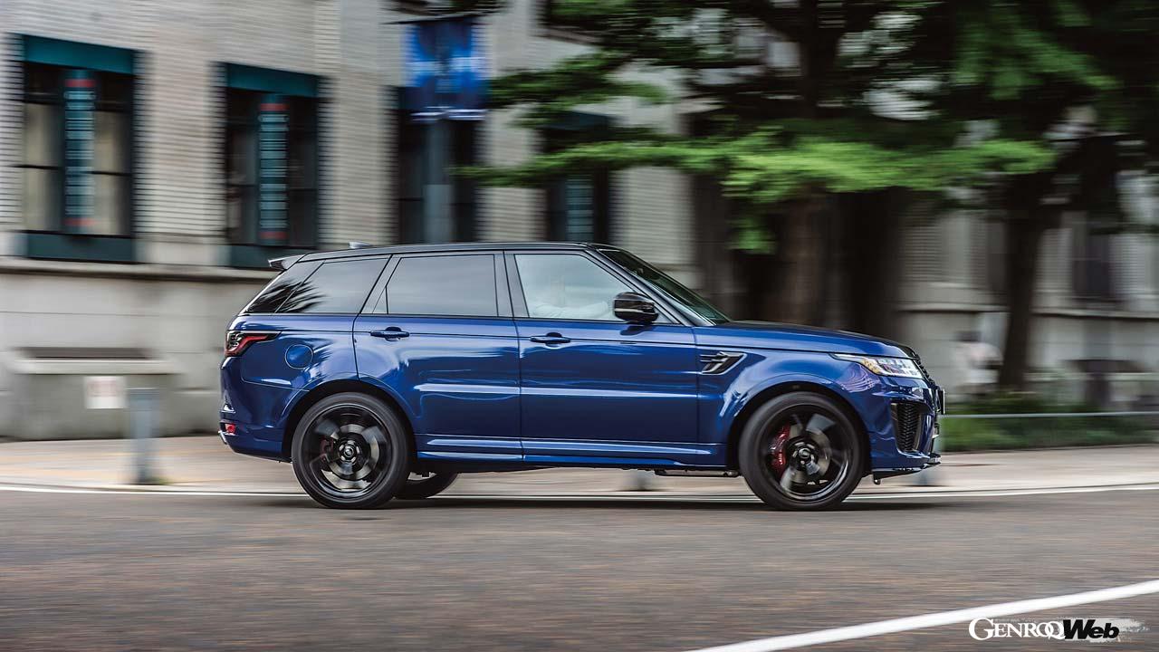 レンジローバースポーツSVRカーボンエディションの走行シーン