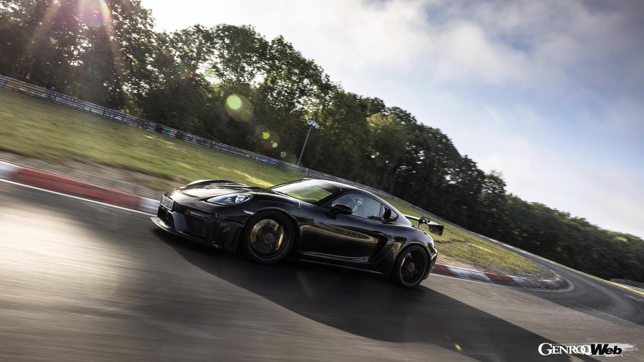 新型「ポルシェ 718 ケイマン GT4 RS」、ニュルの北コースで最終テストを敢行！