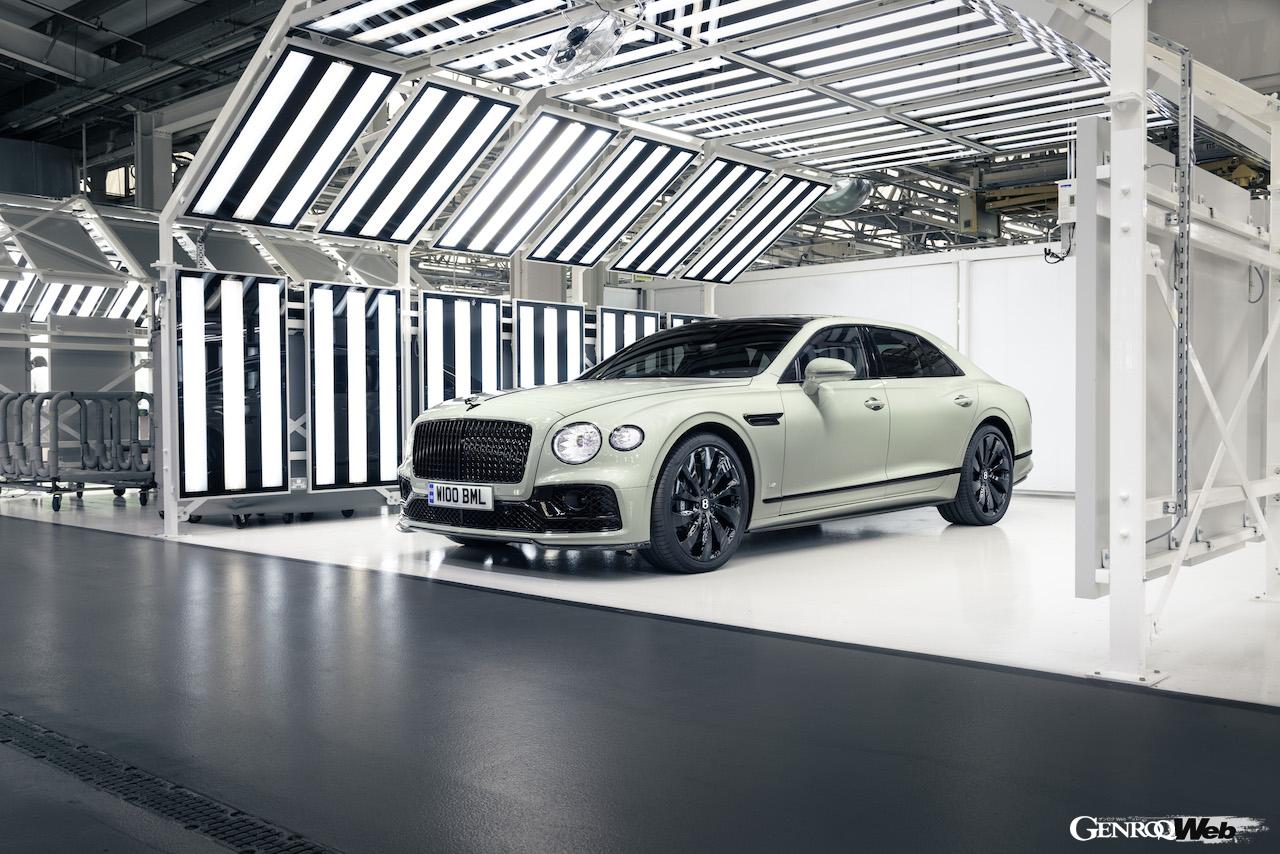 ベントレーのヘリテージカラーの一例。セージグリーン。フロントビュー