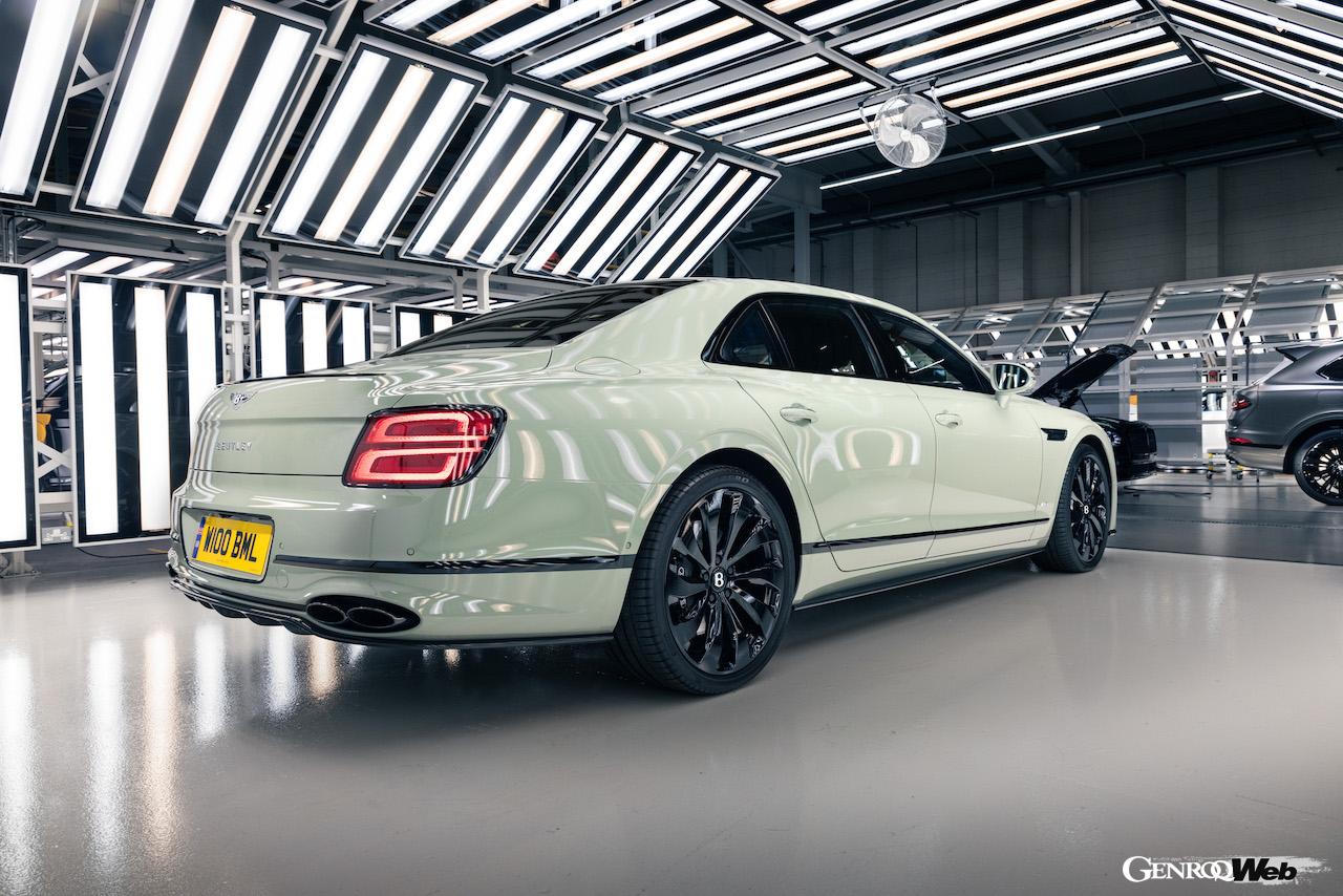 ベントレーのヘリテージカラーの一例。セージグリーン。リヤビュー