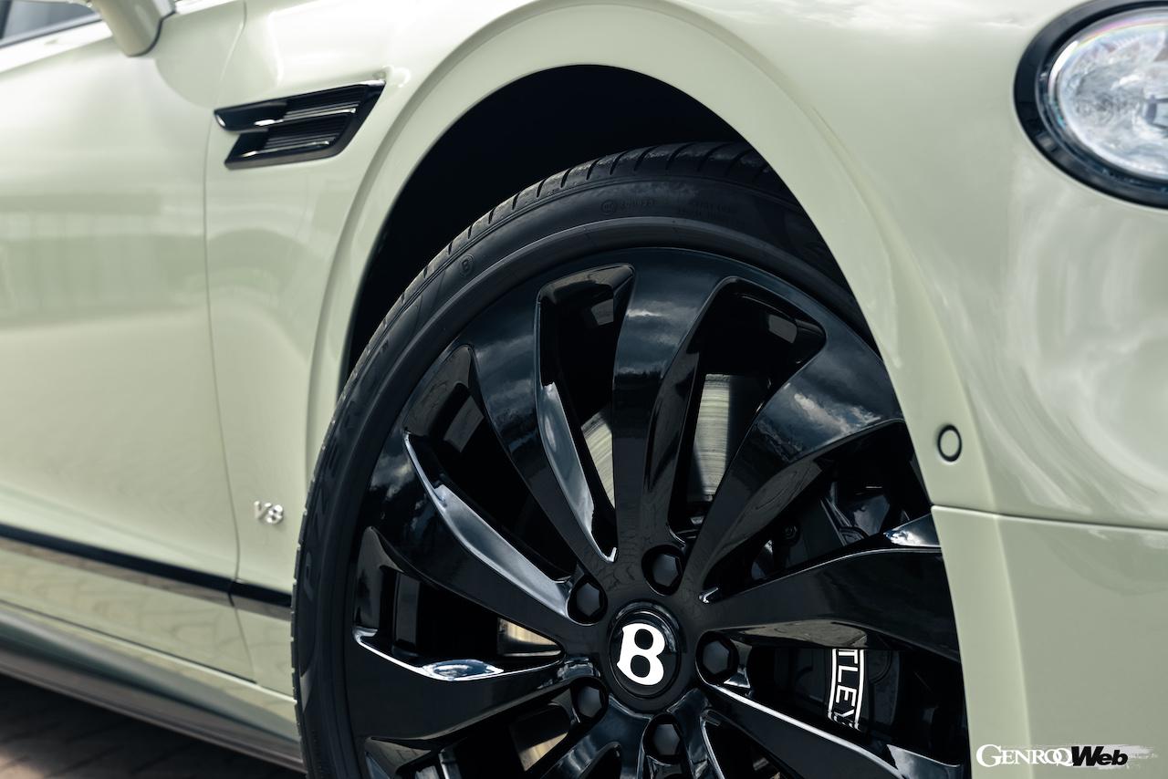 ベントレーのヘリテージカラーの一例。セージグリーン。ホイールアーチ
