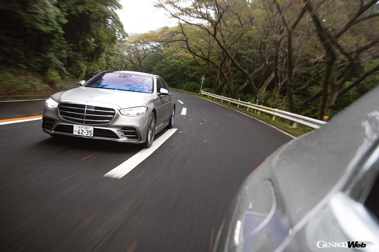 メルセデス・ベンツ S 400 d 4マティックの走行シーン