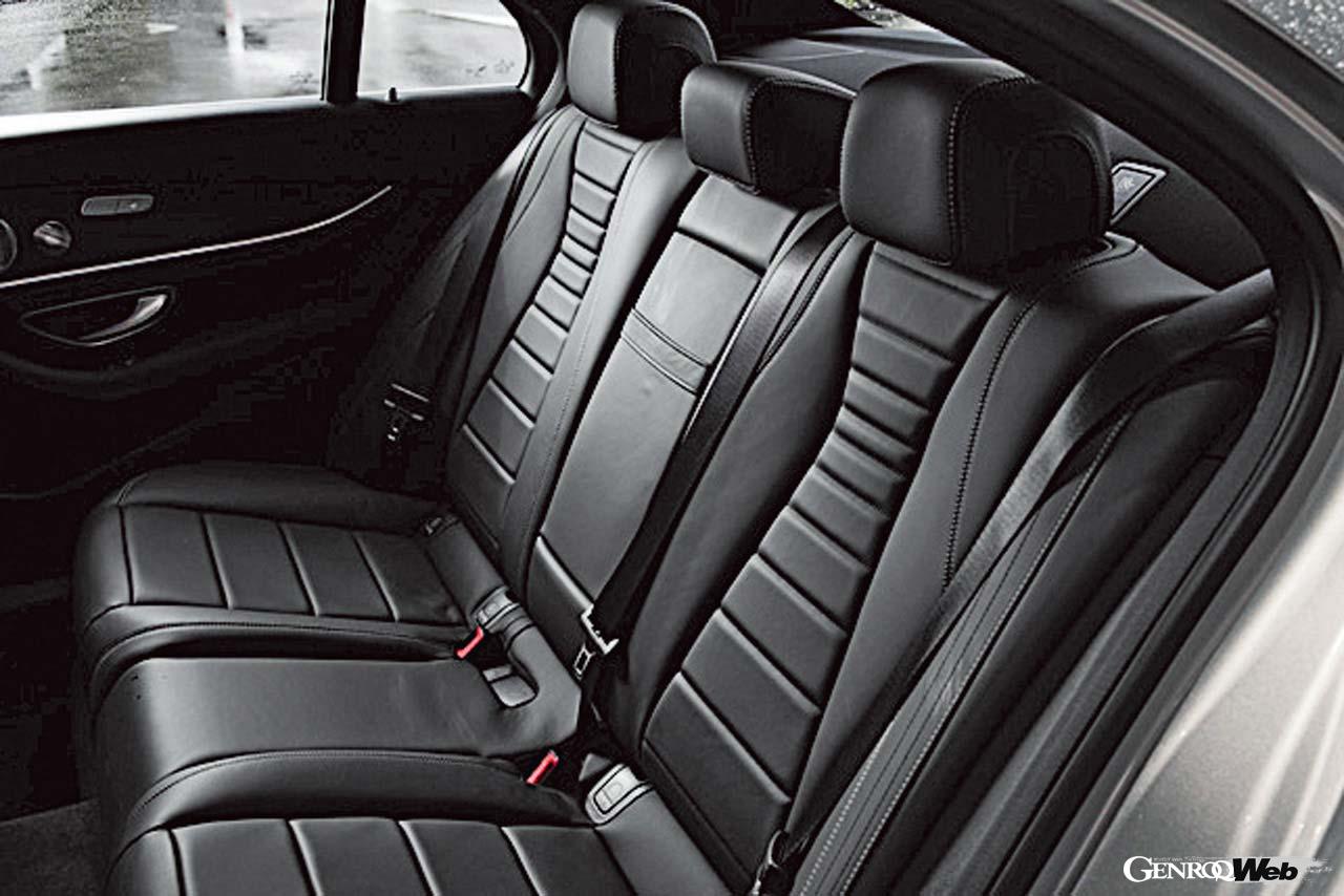 メルセデス・ベンツ E 200 スポーツのリヤシート